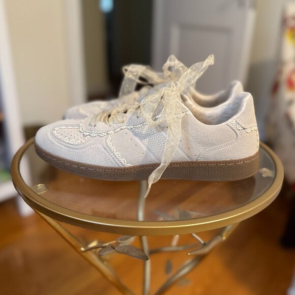 New! Ivory wingtips with lace detail and organza ties, size 8.5 from Cushionaire - Picture 7 of 16